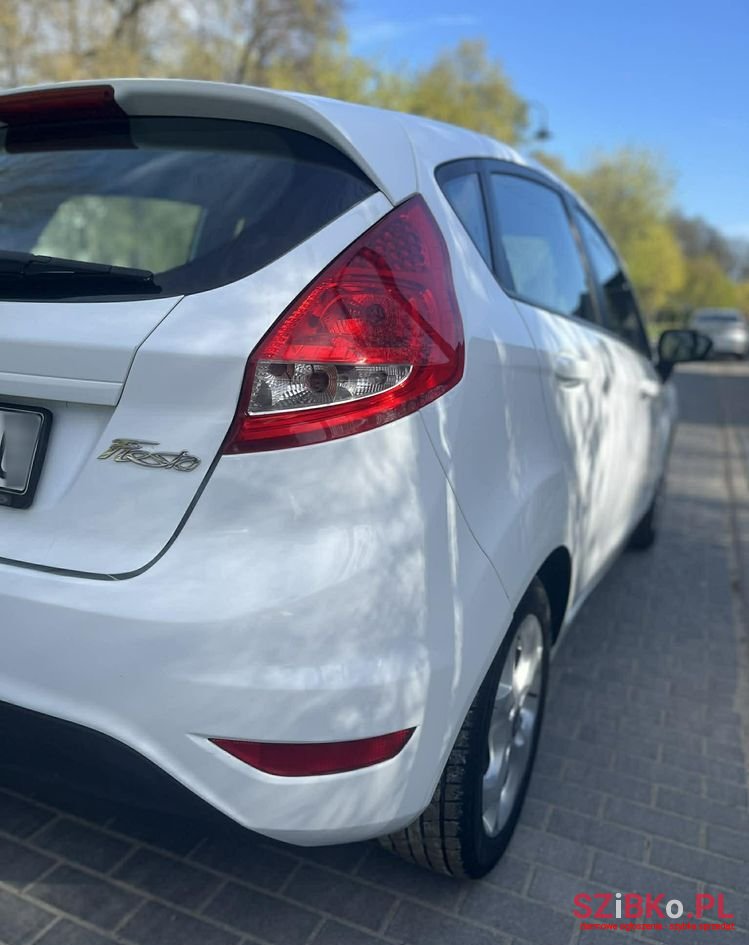2011' Ford Fiesta 1.4 Titanium photo #5
