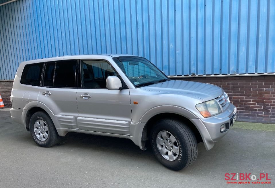 2001' Mitsubishi Pajero photo #1