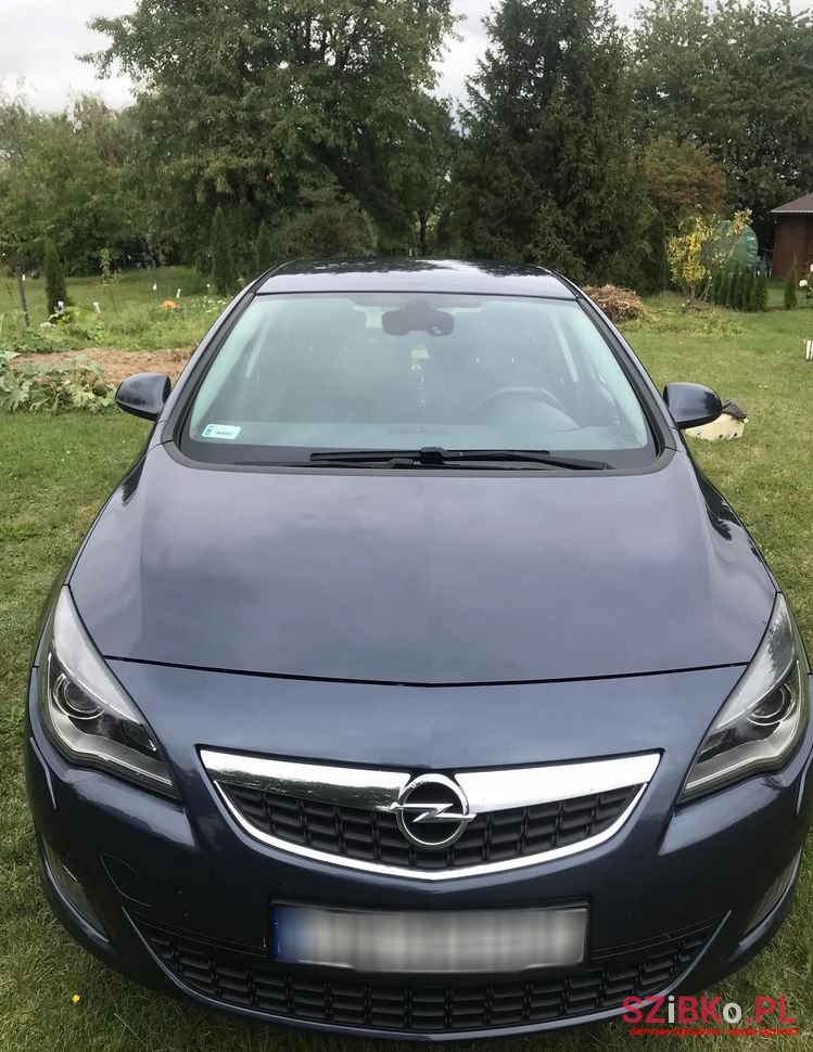 2010' Opel Astra photo #1