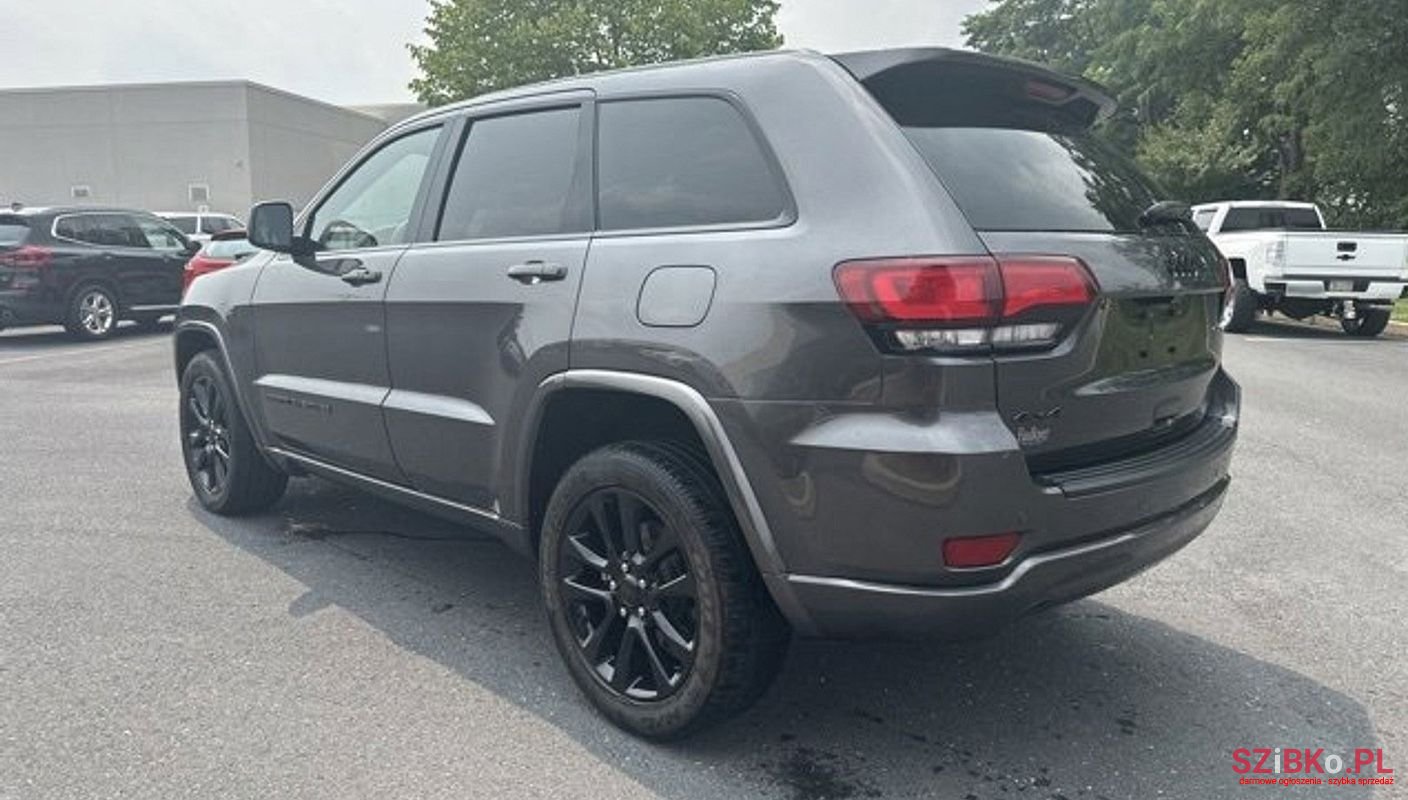 2020' Jeep Grand Cherokee photo #3