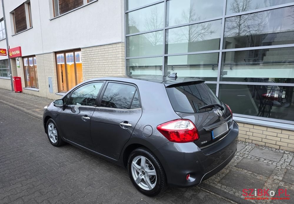 2011' Toyota Auris photo #5