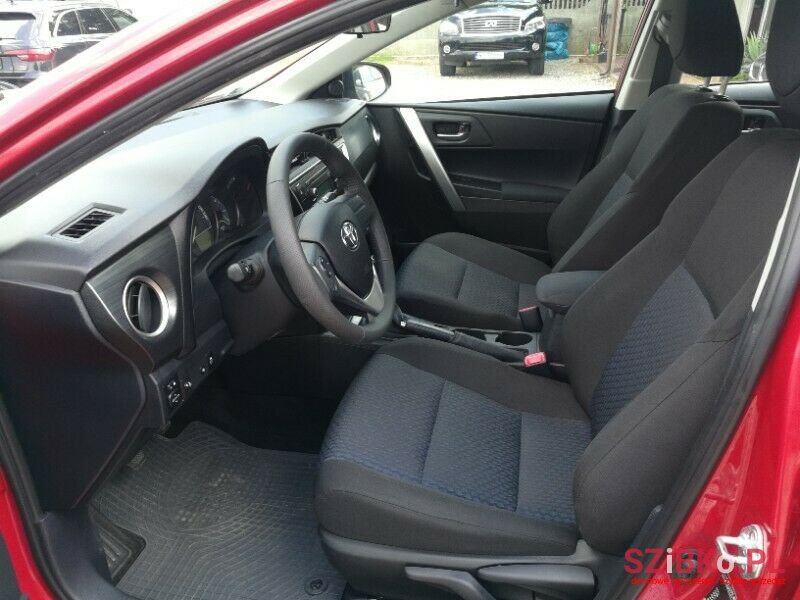 2013' Toyota Auris photo #4