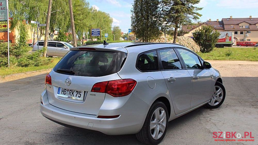 2012' Opel Astra photo #2