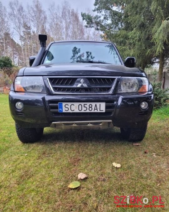 2004' Mitsubishi Pajero photo #2