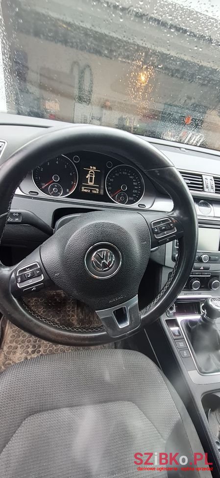 2011' Volkswagen Passat photo #5