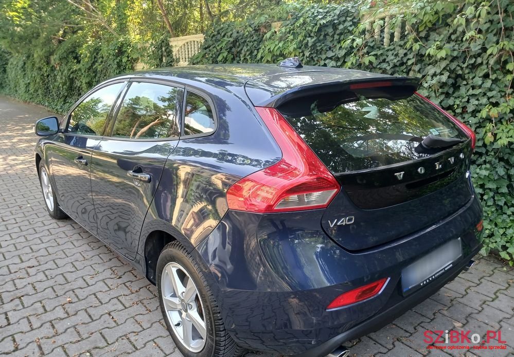 2015' Volvo V40 D3 Momentum photo #3