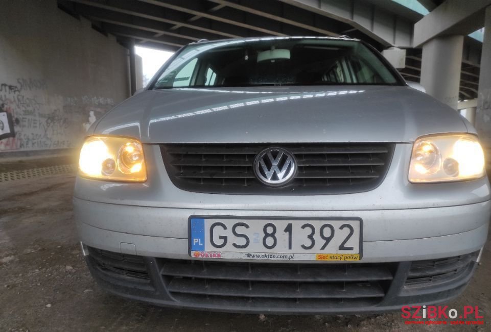 2004' Volkswagen Touran photo #2