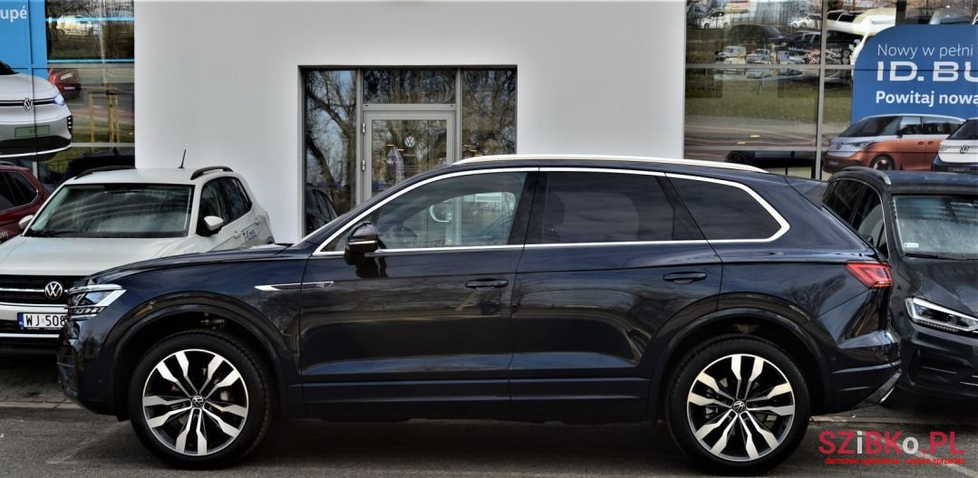 2023' Volkswagen Touareg photo #4