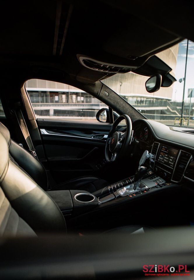2014' Porsche Panamera Gts photo #4