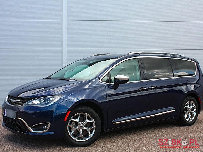 2017' Chrysler Pacifica photo #2