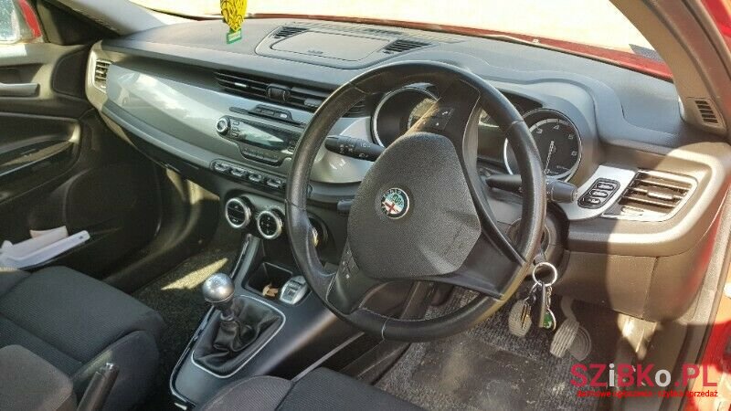 2011' Alfa Romeo Giulietta photo #4