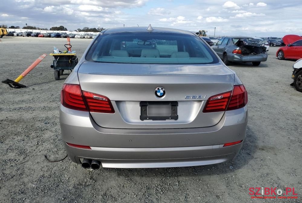 2011' BMW 5 Series photo #3