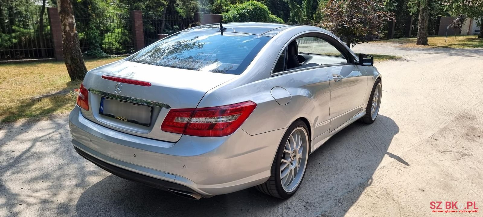 2009' Mercedes-Benz E-Class photo #3