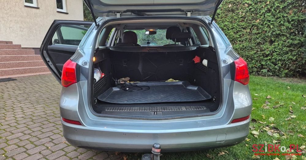 2011' Opel Astra photo #6