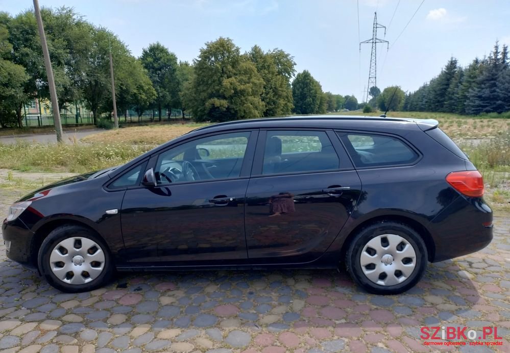 2010' Opel Astra 1.6 Sports Tourer photo #1