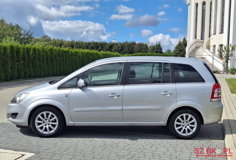 2010' Opel Zafira photo #6