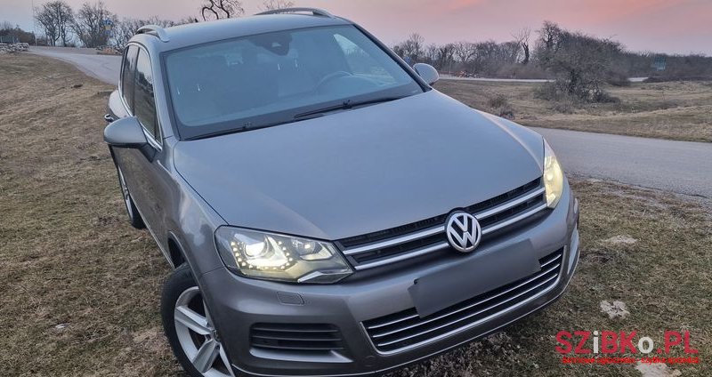 2010' Volkswagen Touareg photo #2