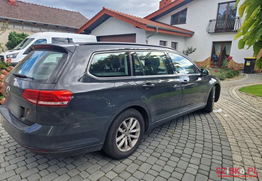 2019' Volkswagen Passat photo #2