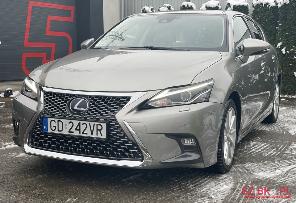 2020' Lexus CT photo #2