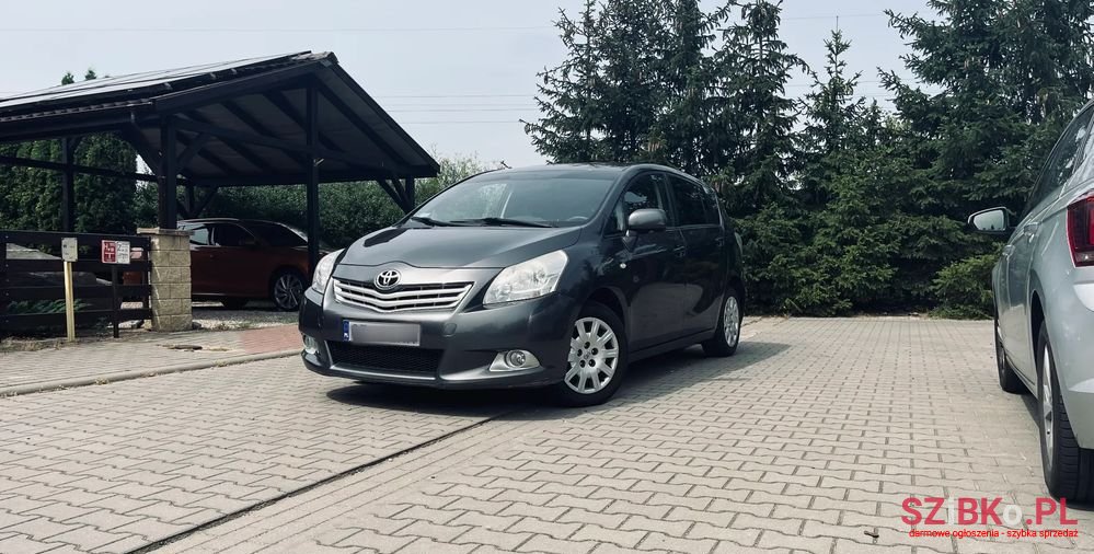 2010' Toyota Verso 2.0 D-4D photo #2