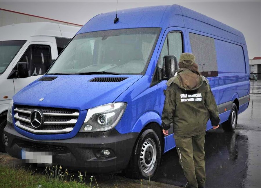 На польсько-українському кордоні у Корчовій затримали викрадений мікроавтобус