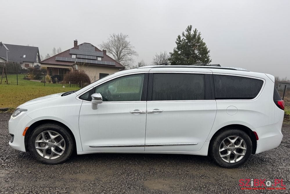 2018' Chrysler Pacifica photo #3