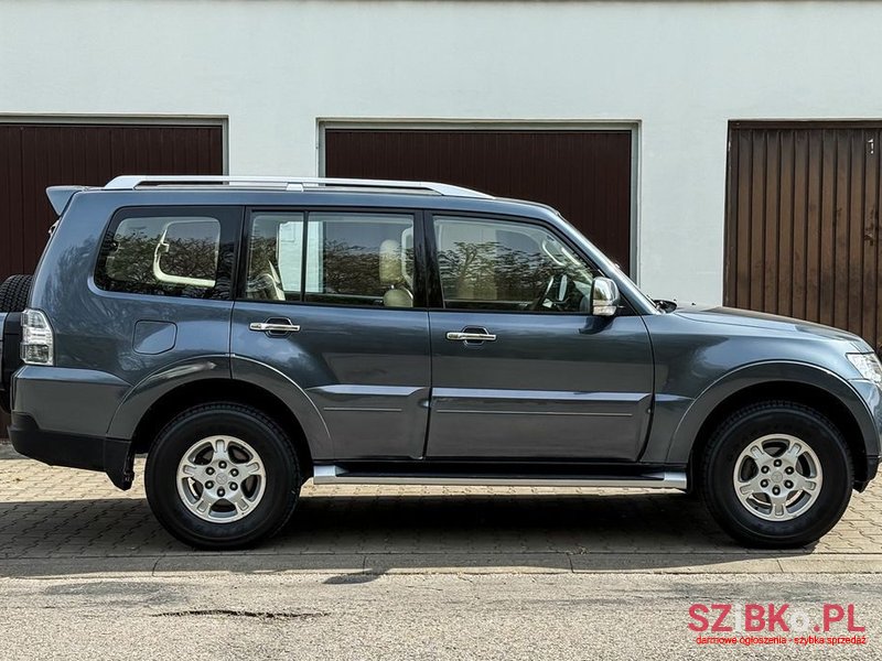 2007' Mitsubishi Pajero photo #1