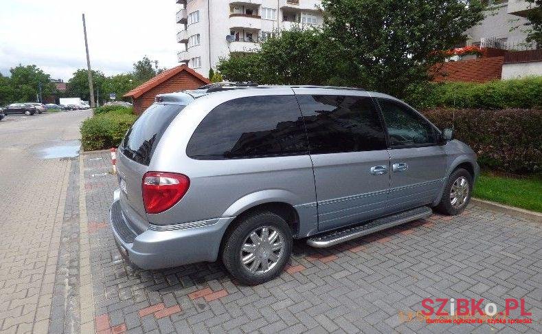 2006' Chrysler Town And Country photo #1