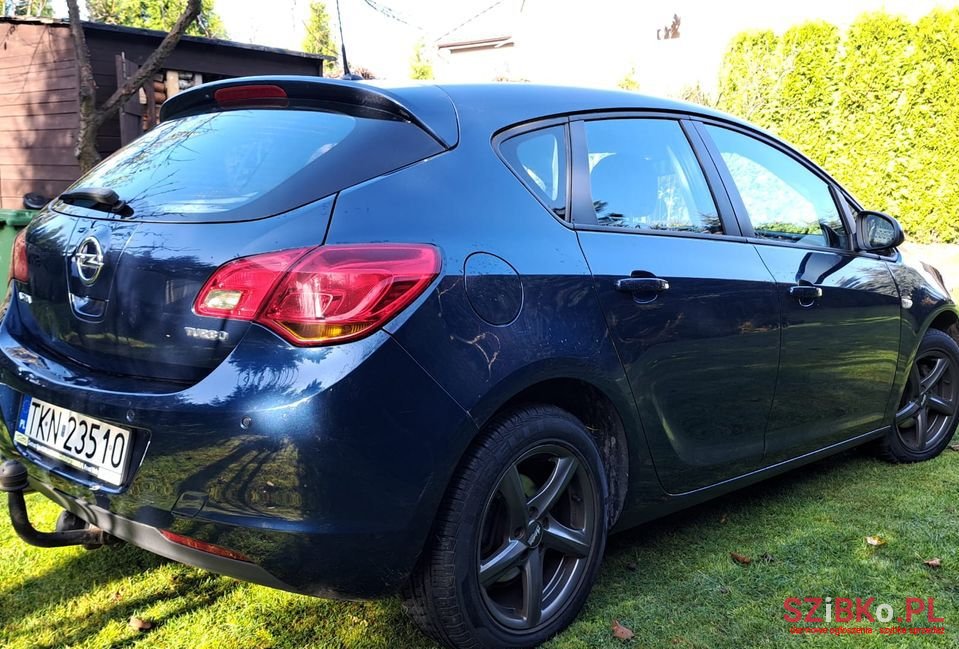 2010' Opel Astra photo #4