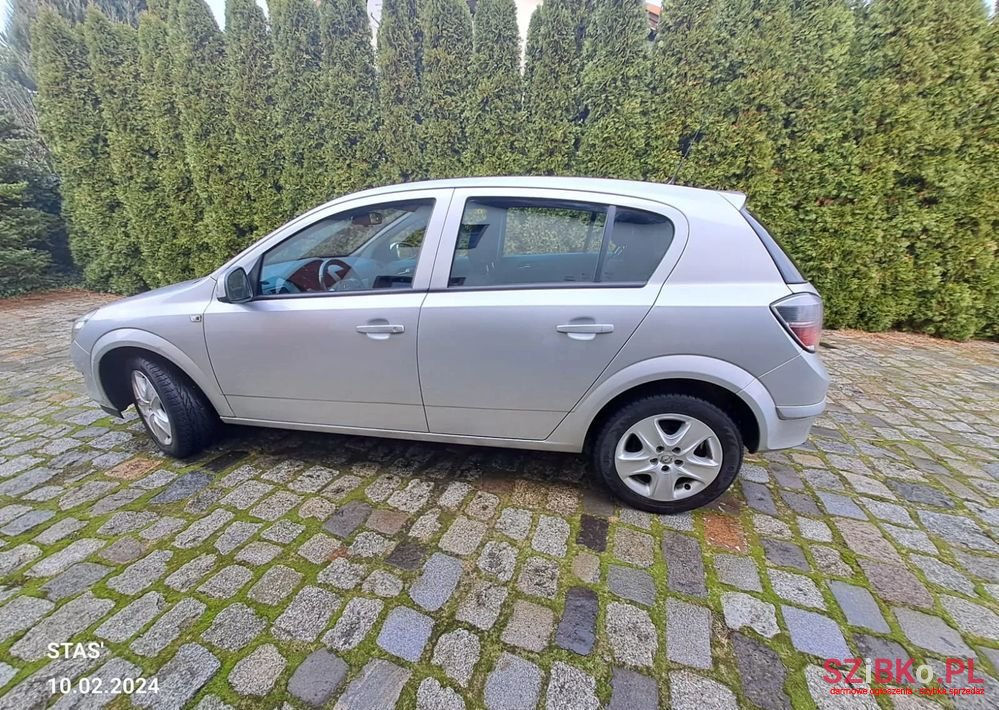 2011' Opel Astra photo #1