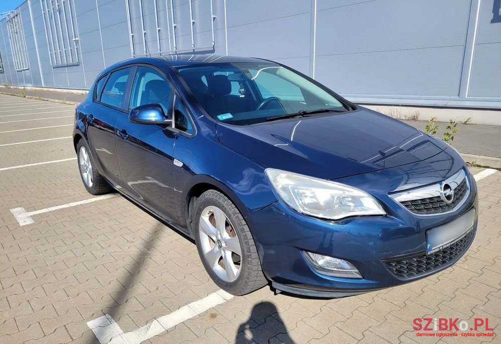 2012' Opel Astra photo #4