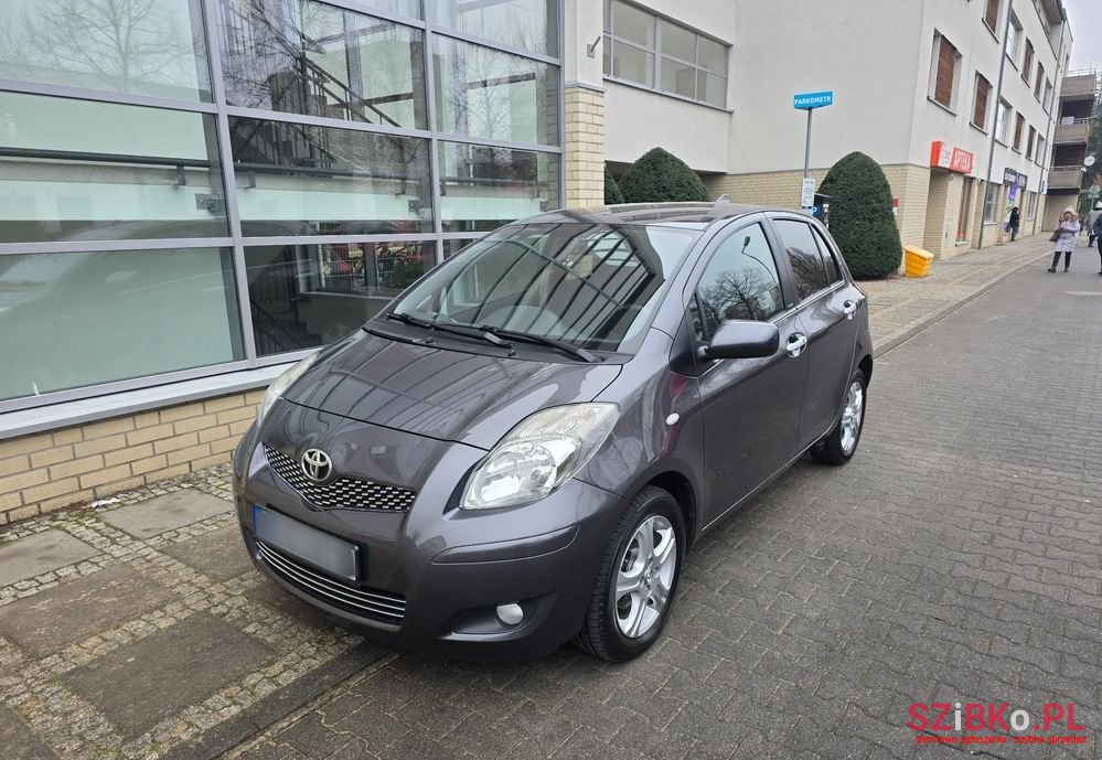 2011' Toyota Yaris photo #3