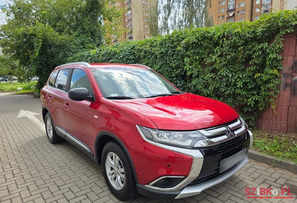 2017' Mitsubishi Outlander photo #2