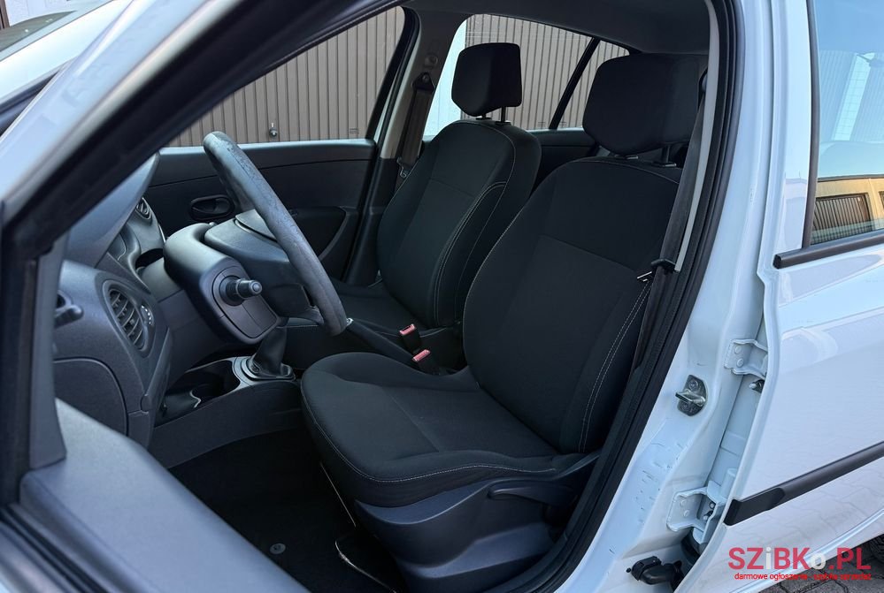 2013' Renault Clio photo #6