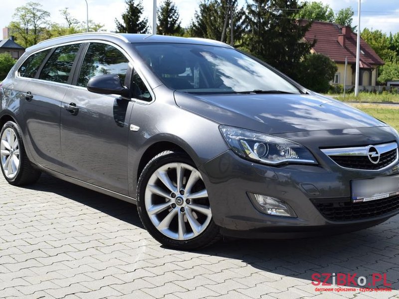 2011' Opel Astra 1.6 Turbo Cosmo photo #1