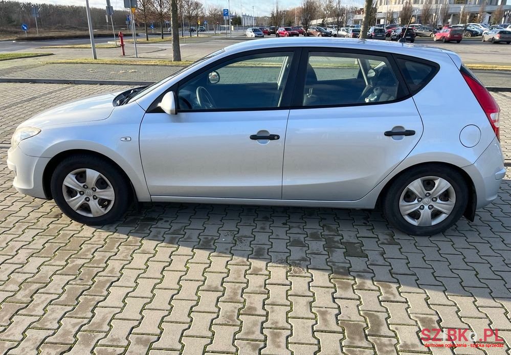 2010' Hyundai i30 1.6 Crdi Classic photo #3