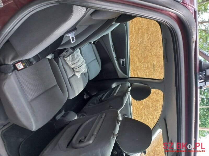 2005' Nissan Almera photo #5