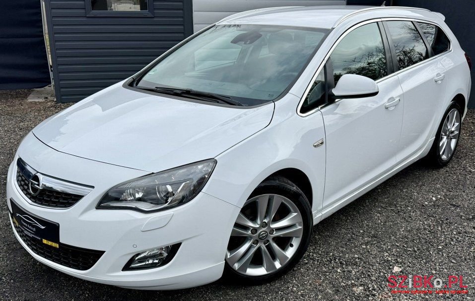 2011' Opel Astra 1.6 Turbo Cosmo photo #1