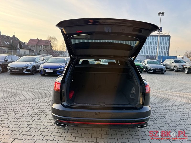 2019' Volkswagen Touareg photo #6