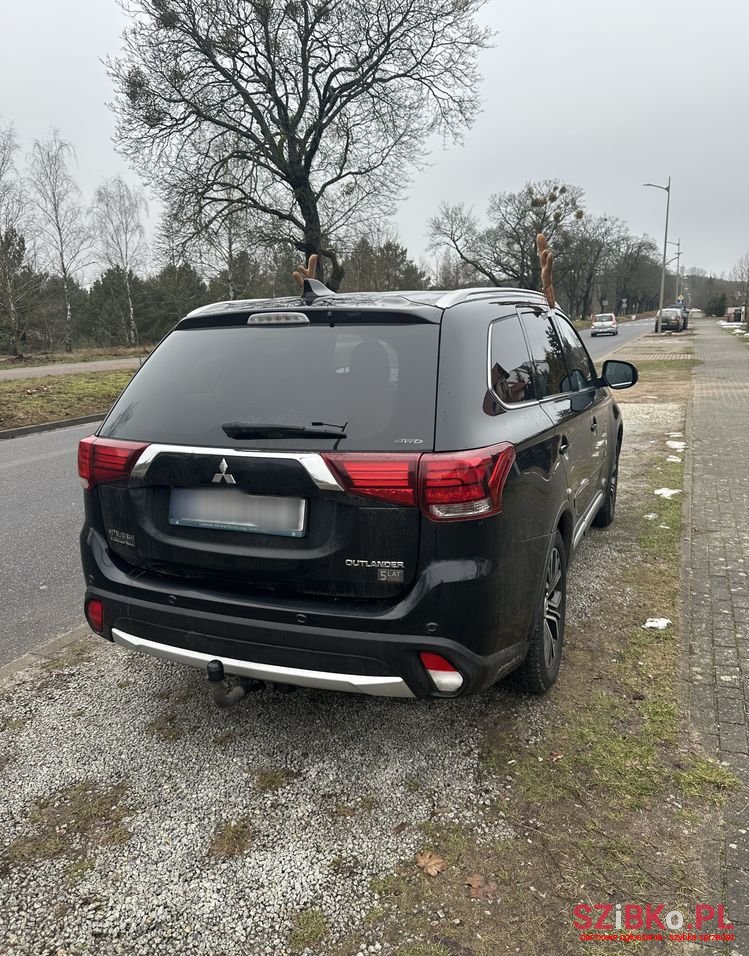 2016' Mitsubishi Outlander 2.0 Instyle + 4Wd Cvt photo #3