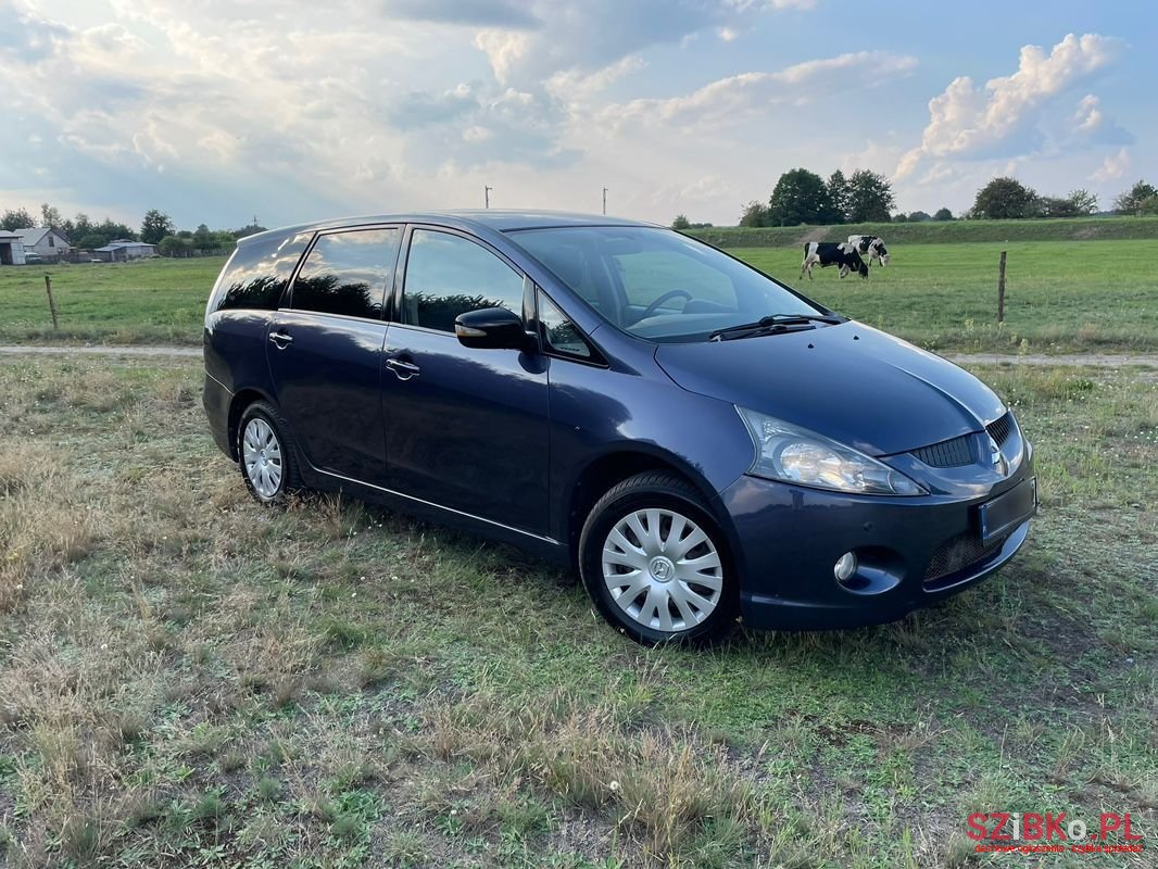 2006' Mitsubishi Grandis photo #1