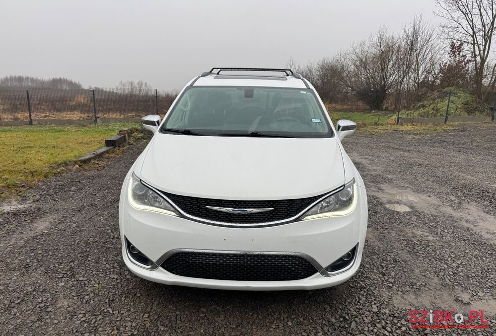 2018' Chrysler Pacifica photo #2