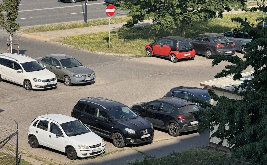 Przez 20 lat parkowali za darmo. Teraz nagle TBS żąda od kierowców 90 zł miesięcznie