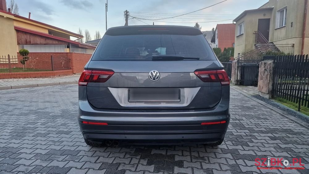 2017' Volkswagen Tiguan photo #3