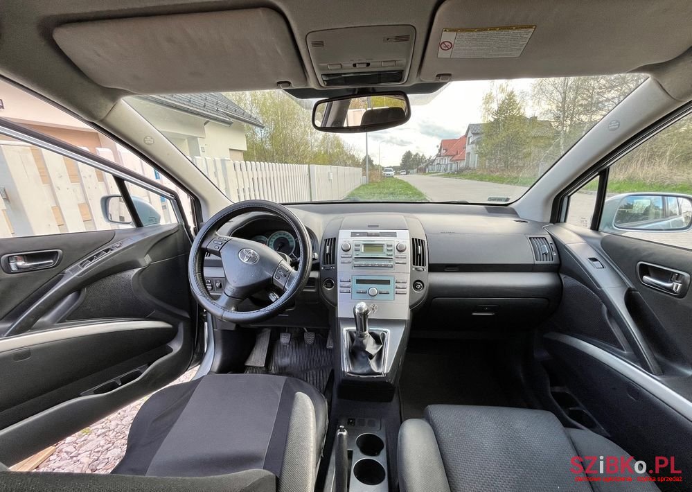 2004' Toyota Corolla Verso photo #5