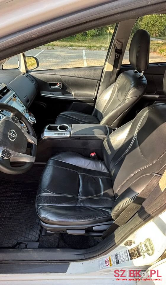 2016' Toyota Prius+ photo #5