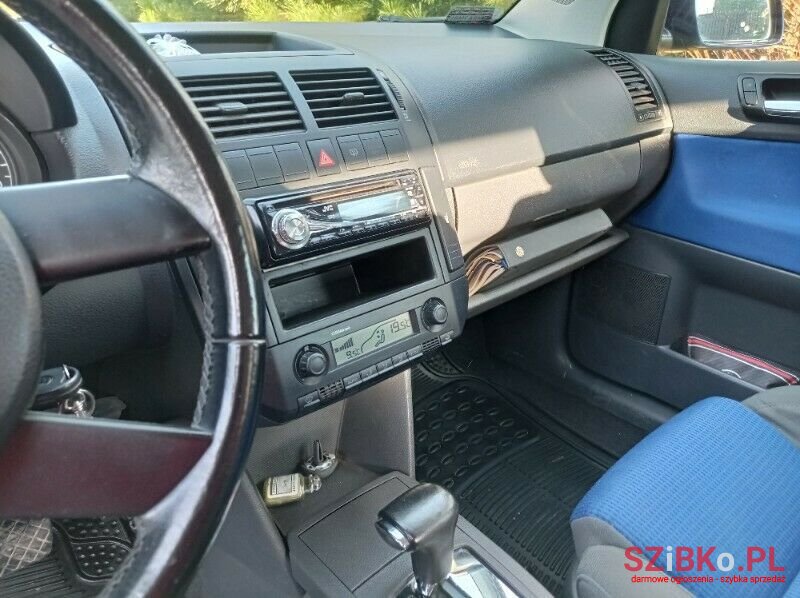 2004' Volkswagen Polo photo #5