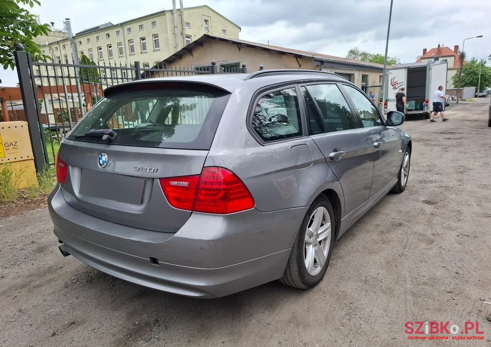 2010' BMW 3 Series 320I photo #5