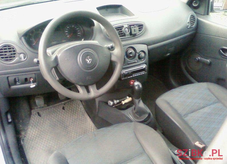 2008' Renault Clio photo #1