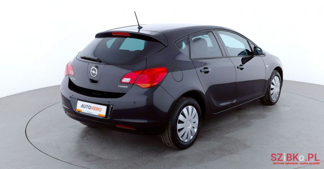 2013' Opel Astra photo #2